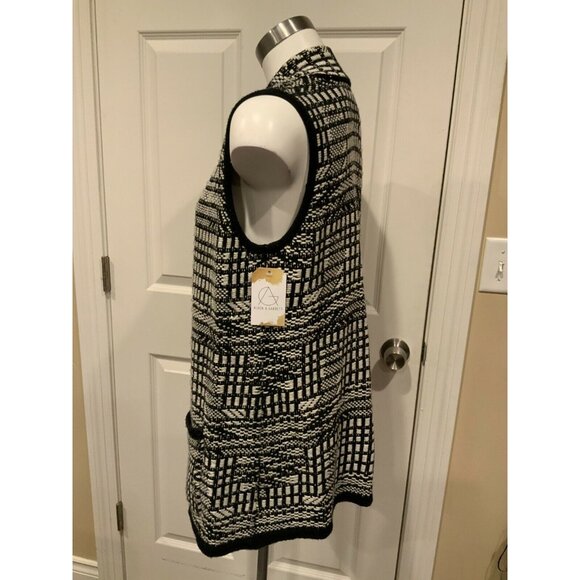 Angel of the North Black & White Geometric Chunky Knit Sweater Vest, Size XS - Picture 4 of 7